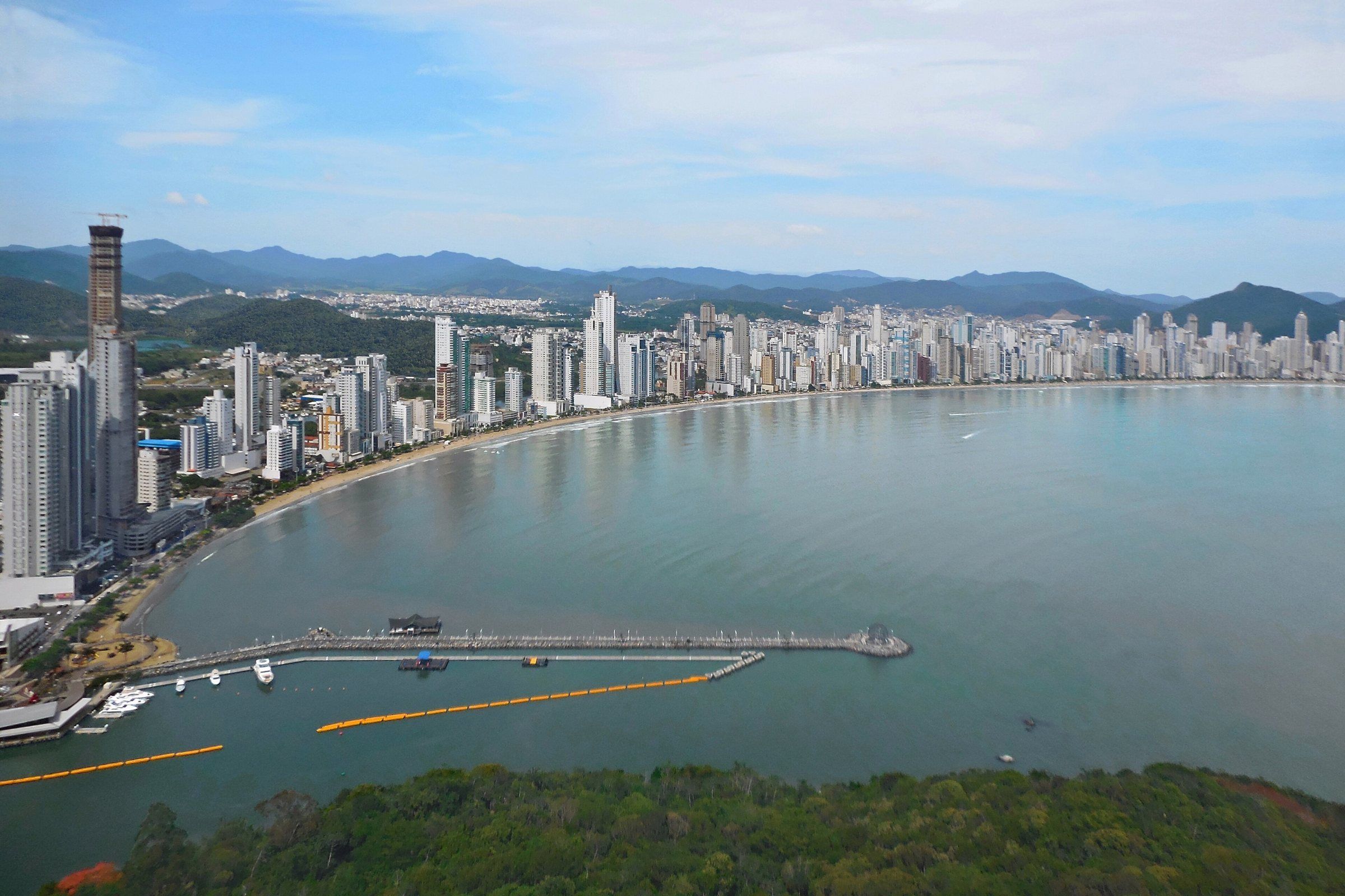 Baía e orla de Balneário Camboriú, em Santa Catarina