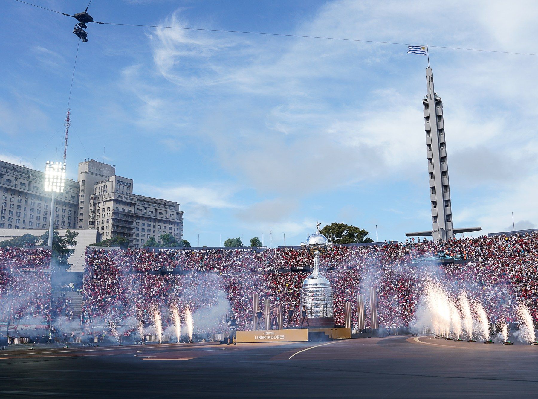 Estádio Centenário, em Montevidéu, com a taça da Libertadores